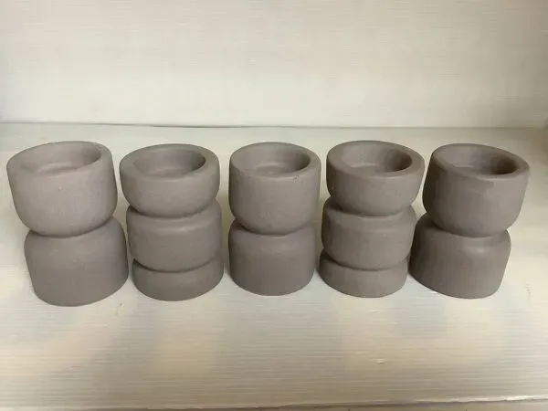 Illustration numéro 4 du produit Cinq bougeoirs gris mat