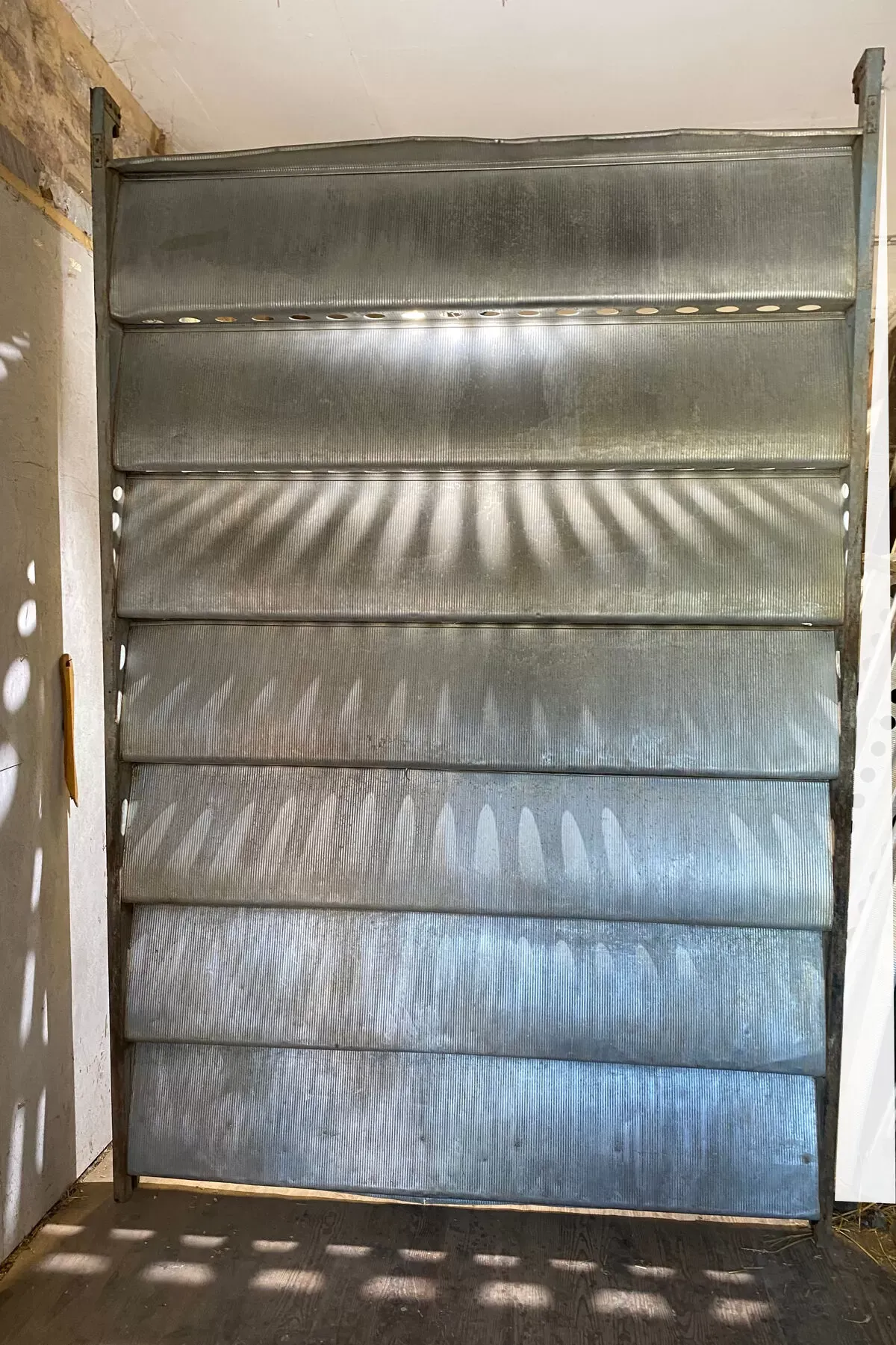 Illustration numéro 4 du produit Panneau en aluminium gauffré Jean Prouvé Onde