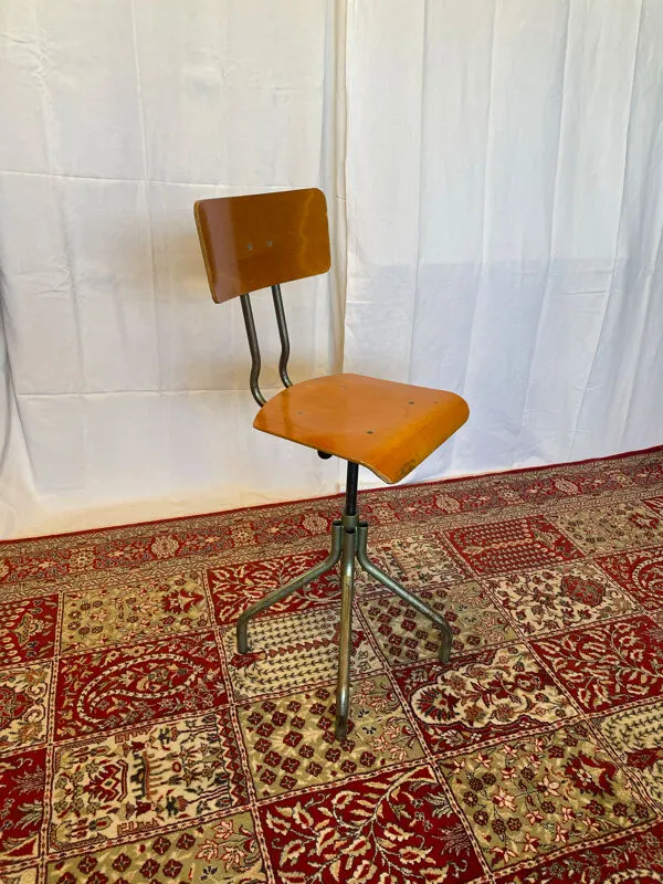 Illustration numéro 4 du produit Ancienne chaise d’atelier haute en bois et métal