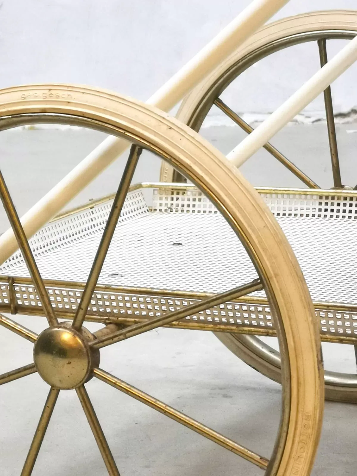 Illustration numéro 4 du produit Desserte en laiton et acier