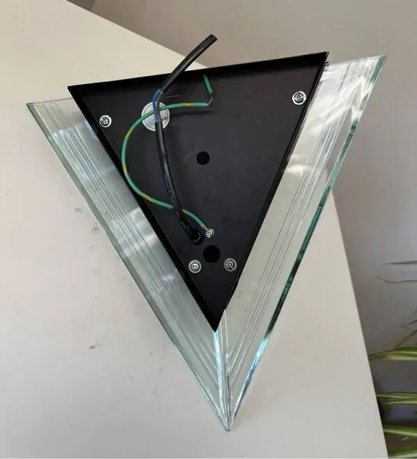 Illustration numéro 4 du produit Applique lampe design style Memphis 1980 NADAIR triangle plexiglass