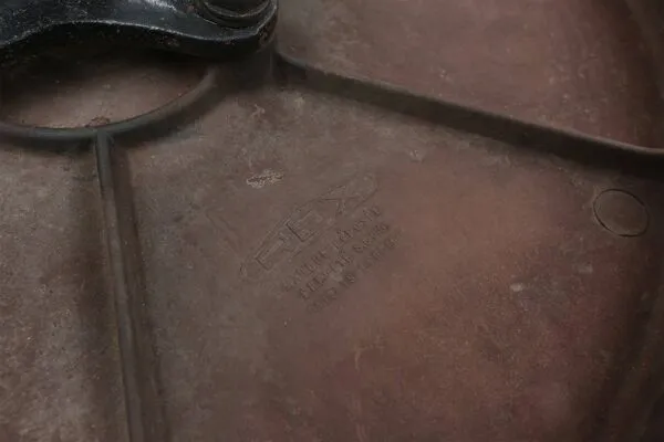 Illustration numéro 4 du produit Table bistro en fonte avec plateau en bakélite de Louis Vuitton, France, années 1930