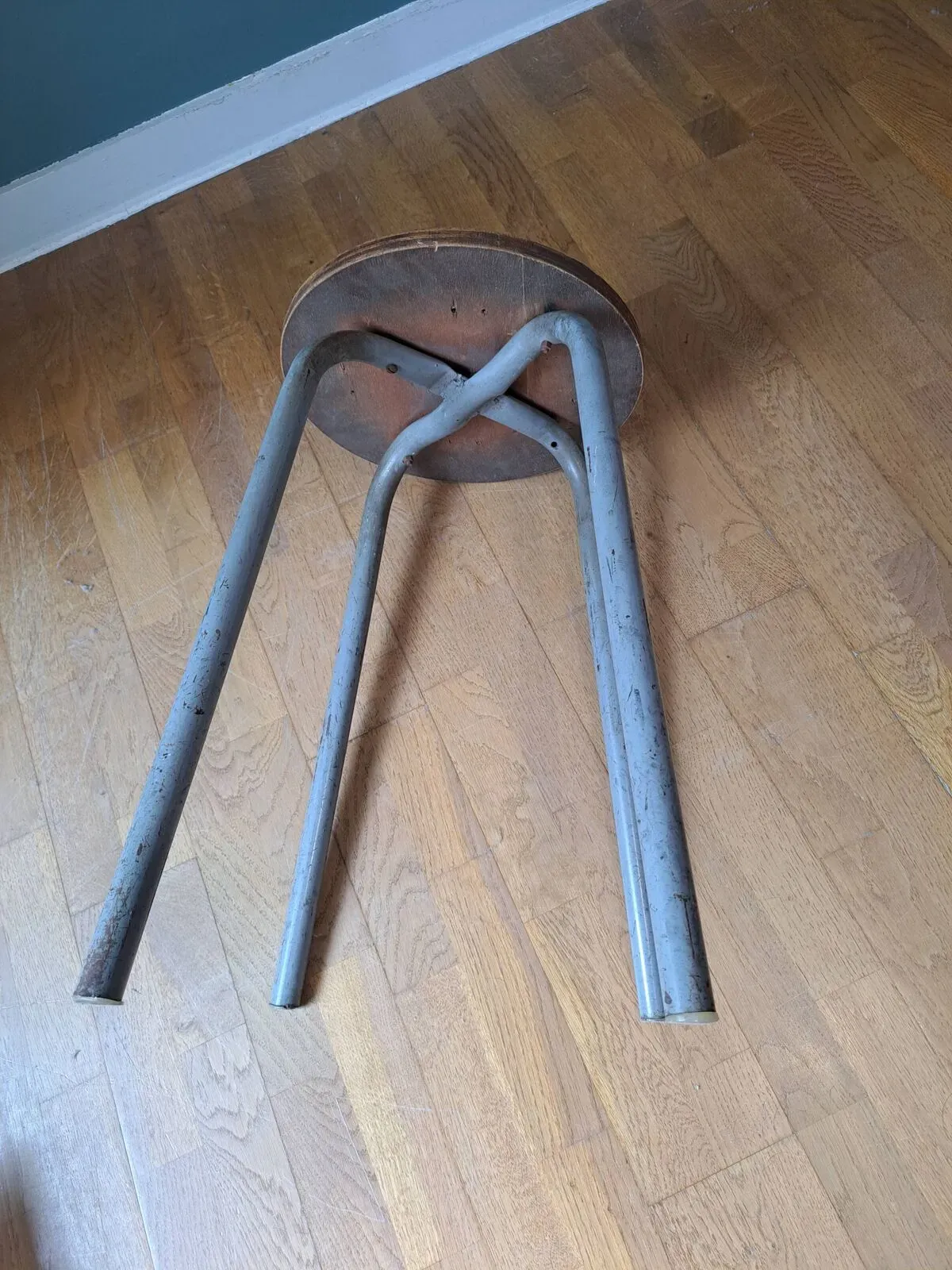 Illustration numéro 4 du produit Tabouret minimaliste