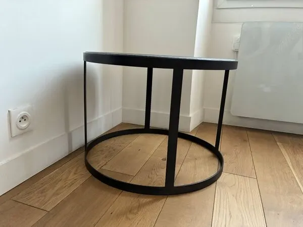 Illustration numéro 4 du produit Table basse ronde pierre naturelle et métal  – design contemporain