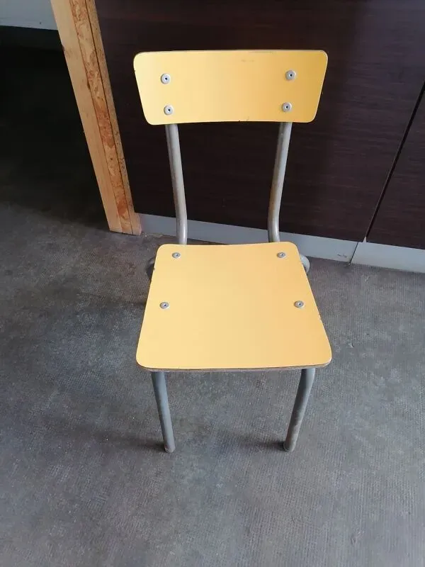 Illustration numéro 4 du produit Petite chaise ecole 1950s tubee formica jaune