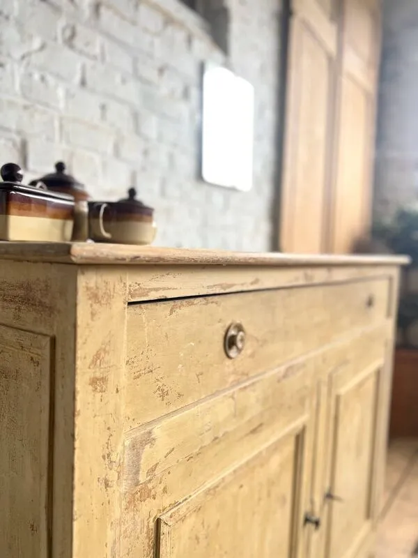Illustration numéro 4 du produit Ancien buffet en bois jaune patiné