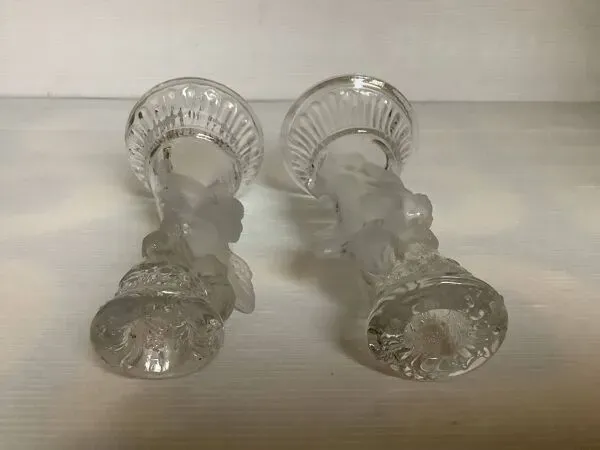 Illustration numéro 4 du produit Trio de bougeoirs anges verre moulé dépoli