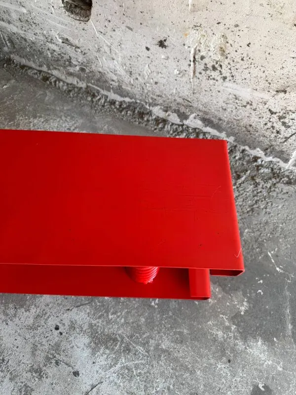 Illustration numéro 4 du produit Table basse en acier laqué rouge vif avec ressort sculptural, design industriel unique