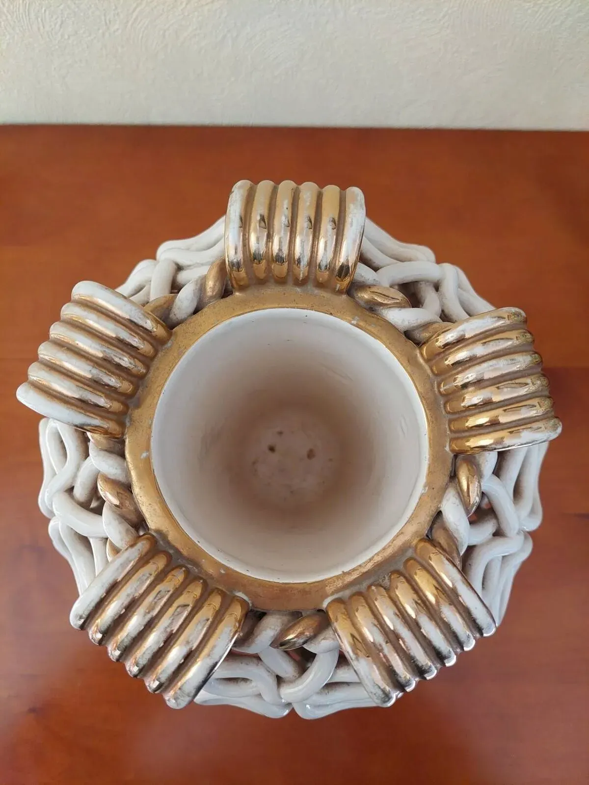 Illustration numéro 4 du produit Vase boule Sainte Radegonde en faïence blanche et dorée vers 1940-1950