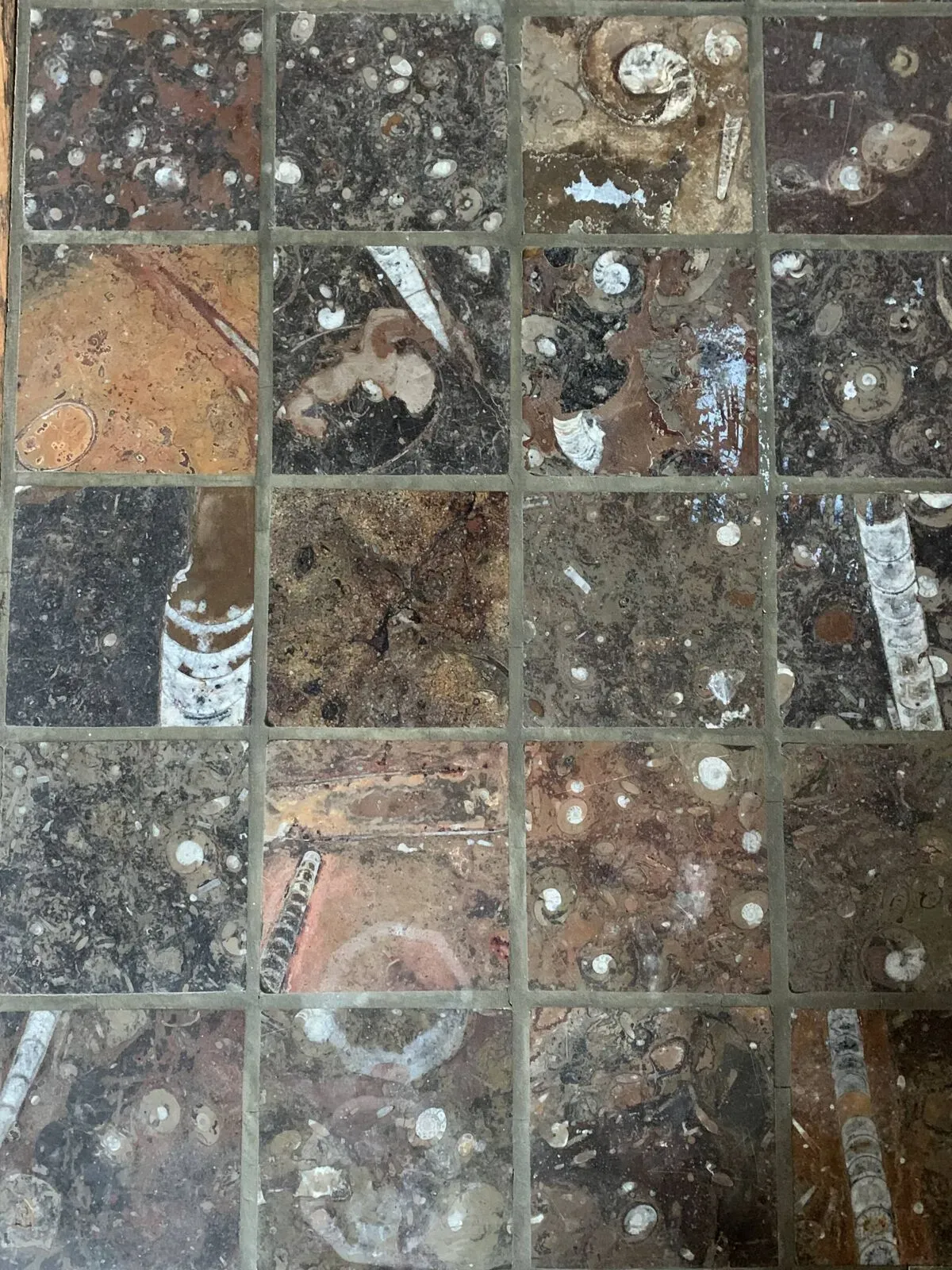 Illustration numéro 4 du produit Table basse brutaliste en chêne massif et marbre, années 70