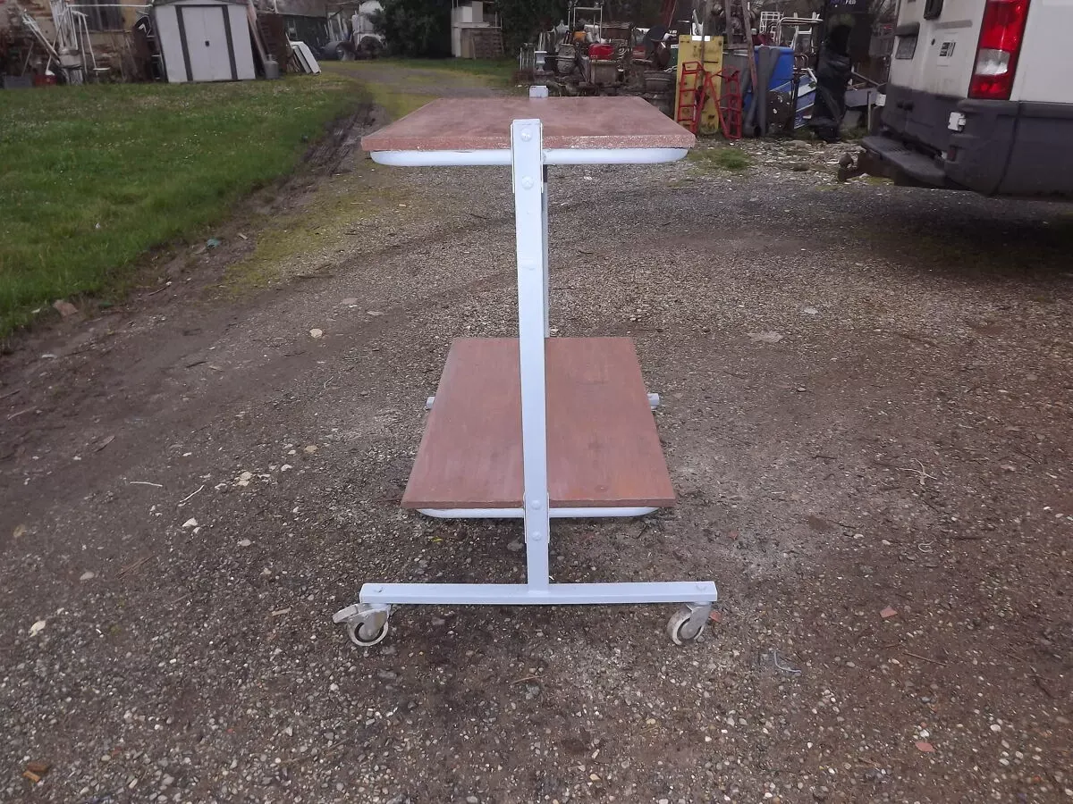 Illustration numéro 4 du produit Table roulante industrielle fer et bois