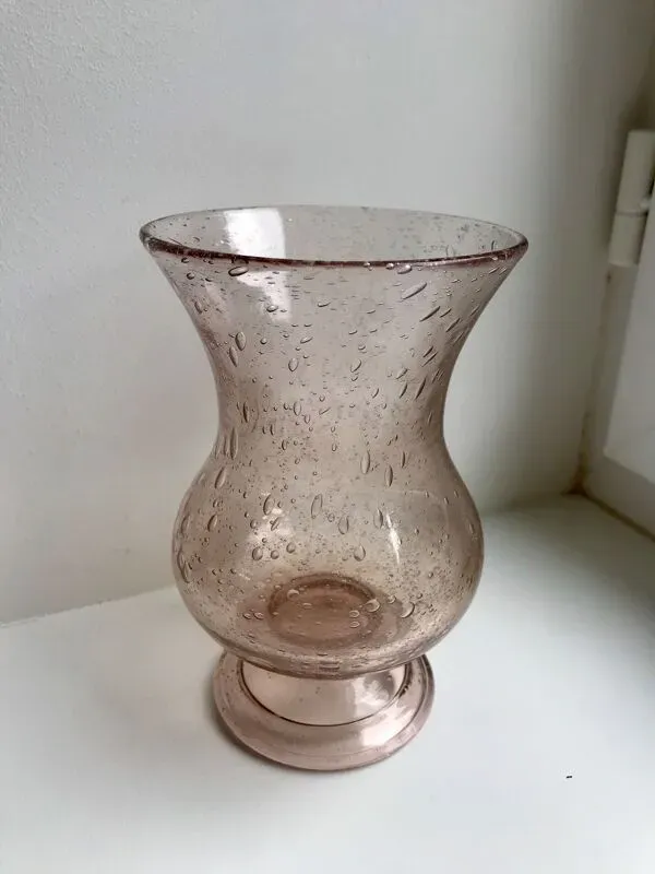 Illustration numéro 4 du produit Vase en verre bullé de biot rose années 60-70