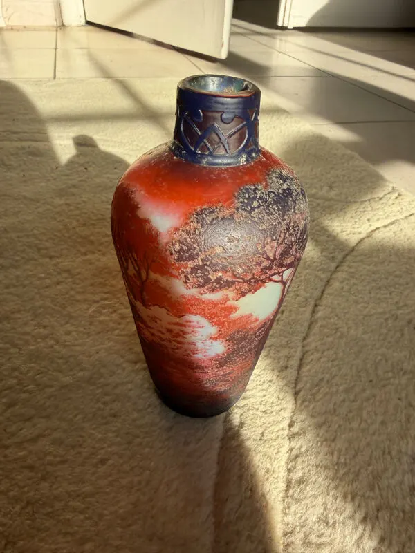 Illustration numéro 4 du produit Vase Art Nouveau en verre multicouche gravé à l'acide - Signé De Vez (