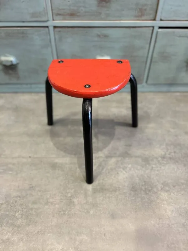 Illustration numéro 4 du produit Tabouret tripode rouge en style industriel