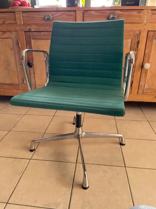 Illustration numéro 4 du produit Fauteuil Eames EA 108 design ed Vitra 97