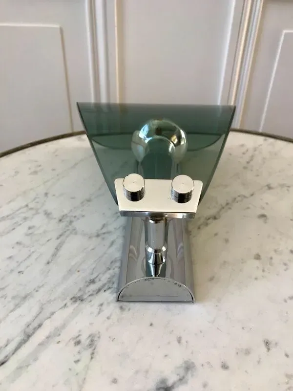 Illustration numéro 4 du produit applique en chrome et verre fumé années 70