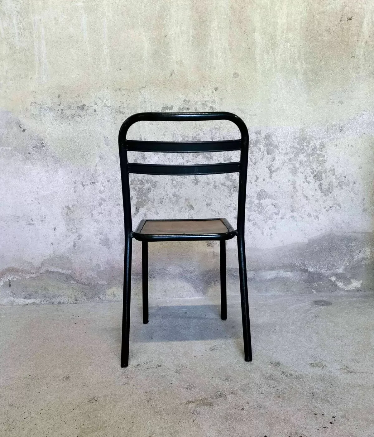 Illustration numéro 4 du produit Chaise bistrot, d'atelier vintage en bois et métal laqué vert