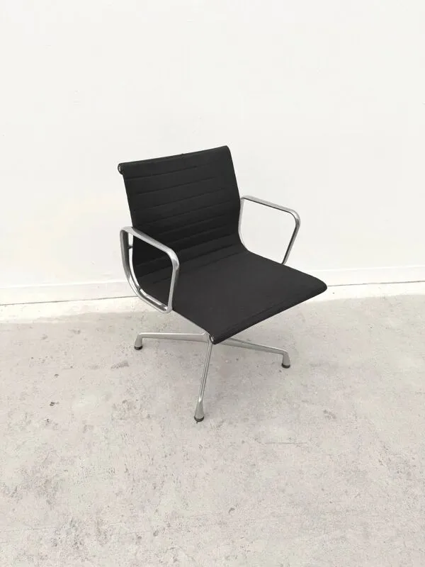 Illustration numéro 4 du produit Chaise de bureau « EA 108 » de Charles & Ray Eames pour Vitra, 2001