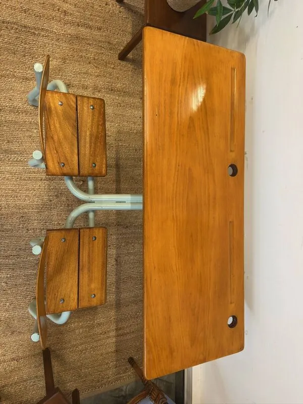 Illustration numéro 4 du produit Ancien pupitre double d’écolier –  bois et métal