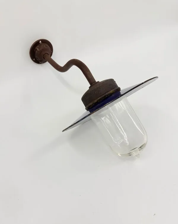 Illustration numéro 4 du produit Lampe de cour
