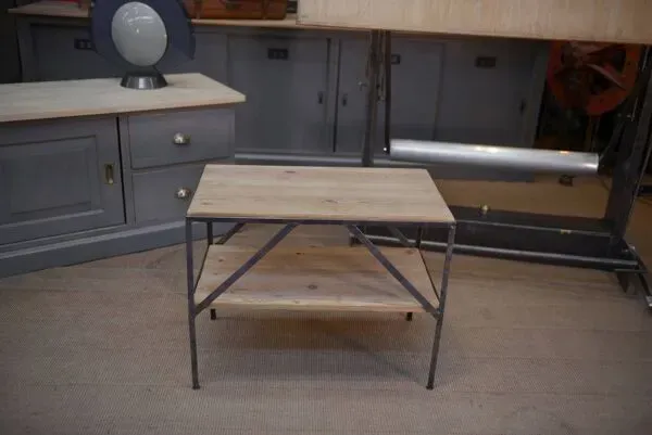 Illustration numéro 4 du produit Petite table d’appoint industrielle 1970s