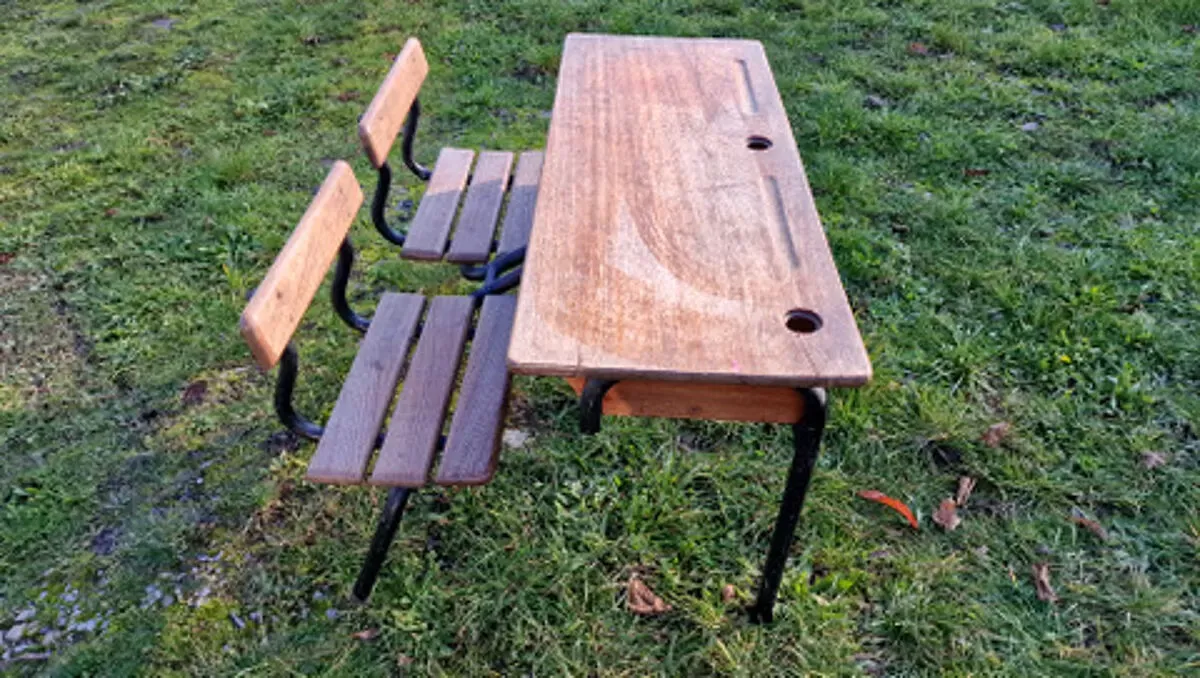 Illustration numéro 4 du produit Ancien double bureau d'école