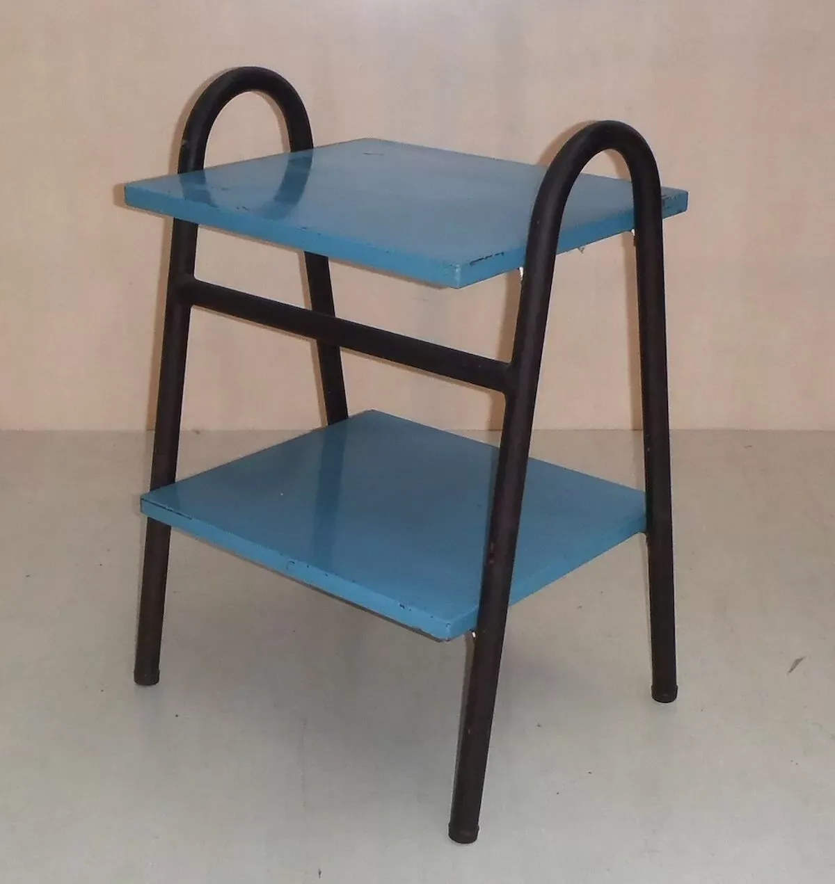 Illustration numéro 4 du produit Petite table d'appoint