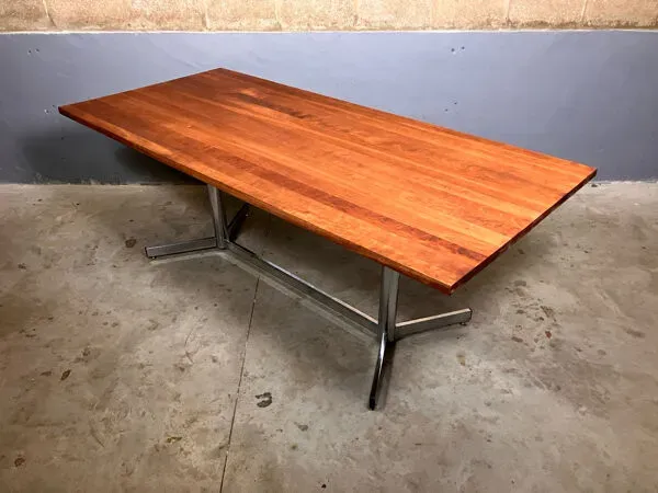 Illustration numéro 4 du produit Table de salle à manger vintage chromée en merisier massif de style industriel