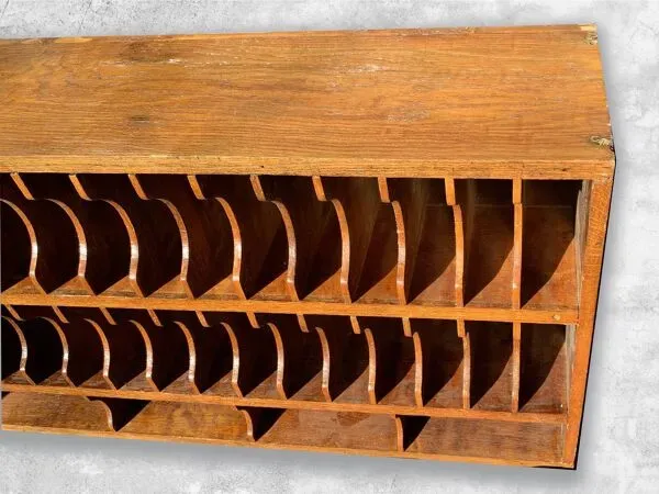 Illustration numéro 4 du produit Casier de tri postal ancien en bois