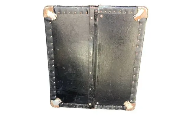 Illustration numéro 4 du produit Malle de cabine ancienne verticale – 109 cm – intérieur parchemin