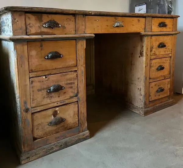 Illustration numéro 4 du produit Grand bureau ancien de métier / bureau d’atelier – fin XIXe / début XXe