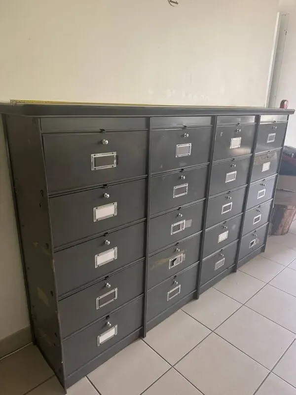 Illustration numéro 4 du produit Meuble à casiers en métal