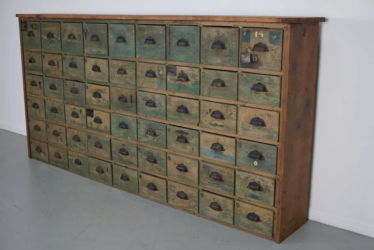 Illustration numéro 4 du produit Meuble de quincaillerie industriel en pin peint, France années 1950