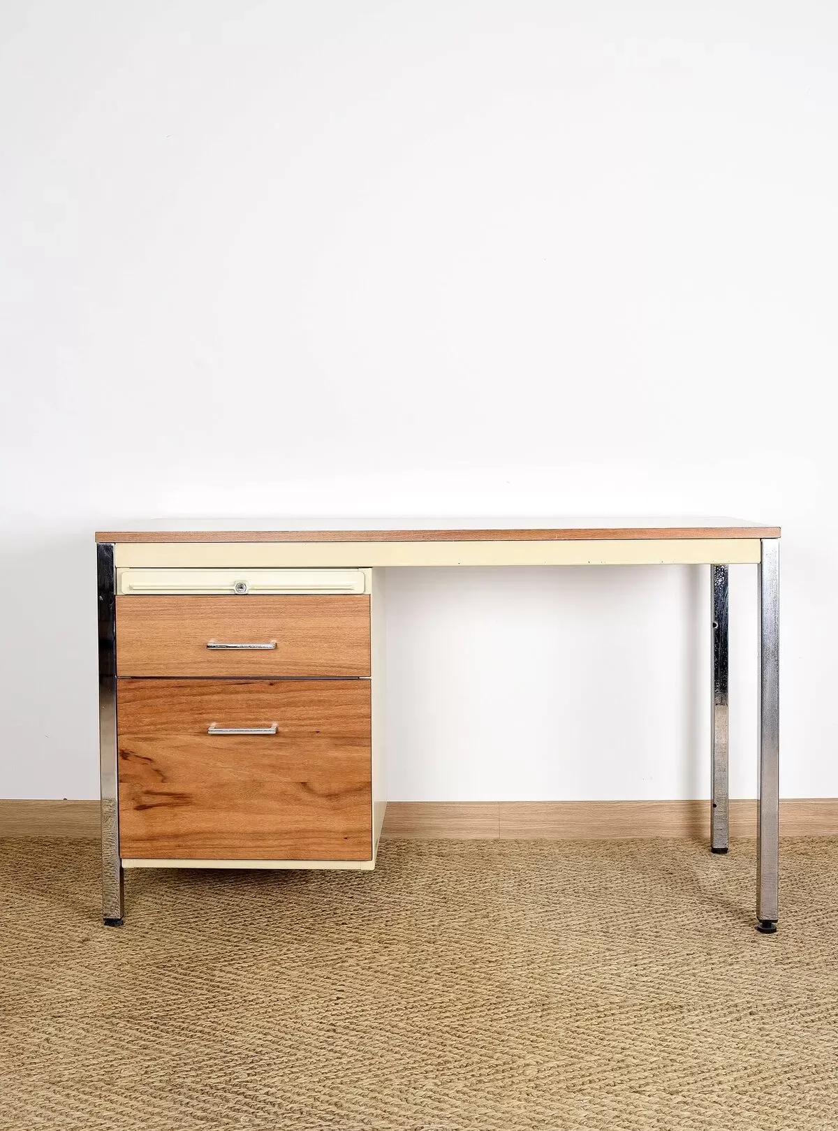 Illustration numéro 4 du produit Bureau des années 50, fabriqué par la marque Strafor.