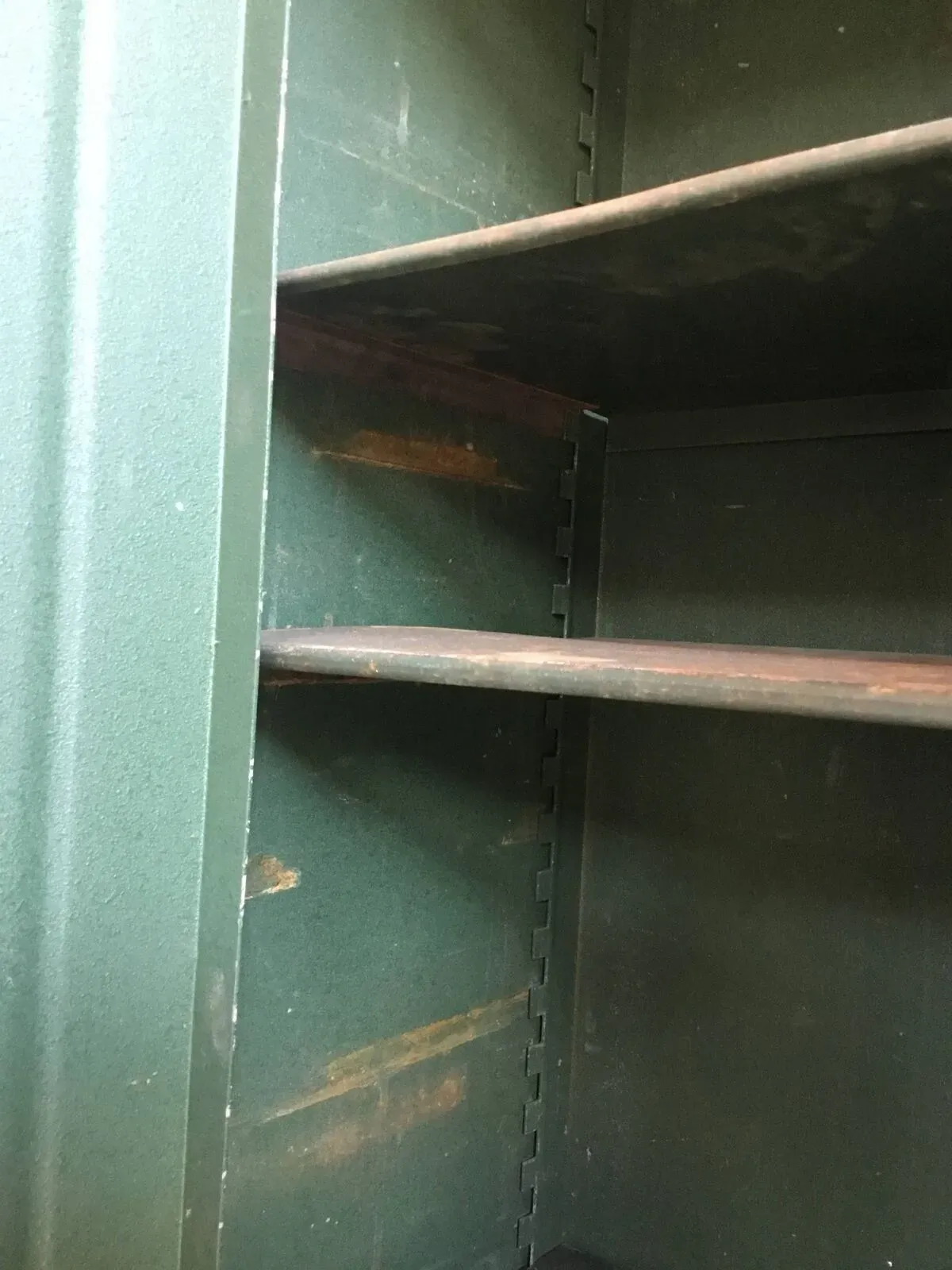 Illustration numéro 4 du produit Armoire industrielle d’atelier en métal riveté - vintage 1960