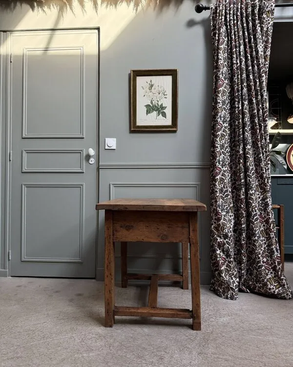 Illustration numéro 4 du produit Table rustique ancienne