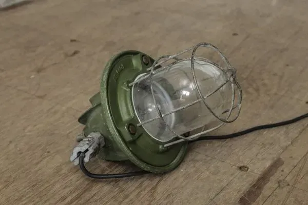 Illustration numéro 4 du produit Lampe de bateau verte industriel rare unique