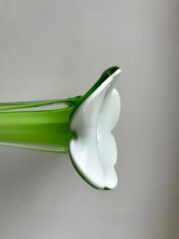 Illustration numéro 4 du produit Vase soliflore en opaline et verre vert pomme style murano années 60-70