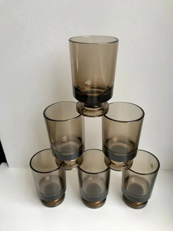 Illustration numéro 4 du produit Lot de 6 verres à liqueur en verre fumé design années 70