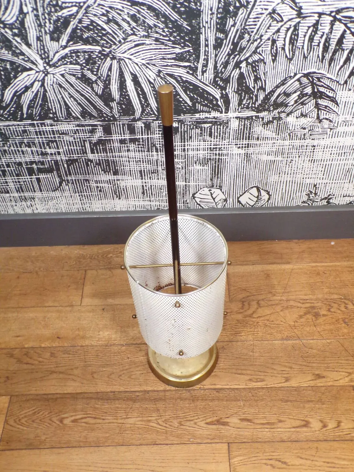 Illustration numéro 4 du produit Porte-parapluie 1950 en tôle perforée