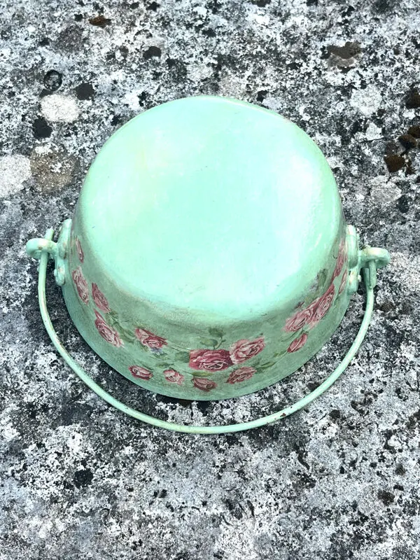 Illustration numéro 4 du produit Ensemble de pots de fleurs en métal peint, jardinières en tôle florale, pot en jarre de style français.