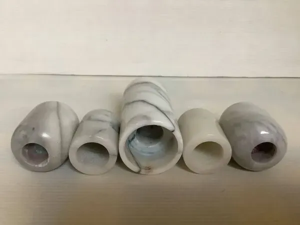 Illustration numéro 4 du produit Cinq bougeoirs en marbre