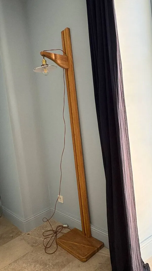 Illustration numéro 4 du produit Lampadaire sculpturale - ancienne toise médicale détournée - unique