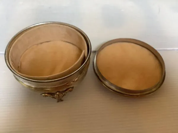 Illustration numéro 4 du produit Ancienne boîte tripode métal argenté style Louis XVI