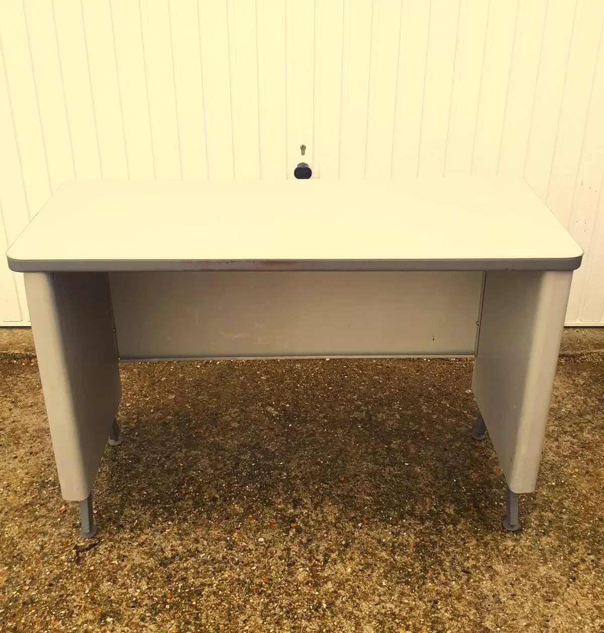 Illustration numéro 4 du produit Bureau ou console industriel des années 50