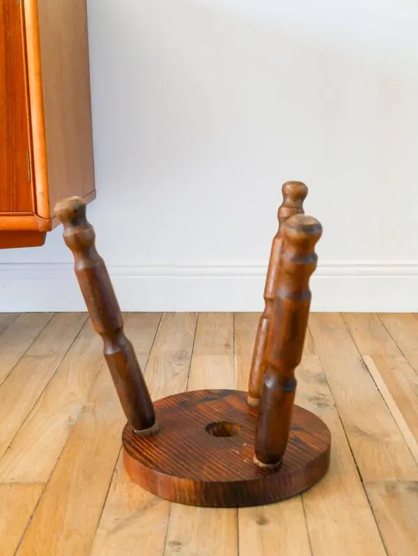 Illustration numéro 4 du produit Tabouret tripode en bois avec étoile, Brutaliste, Style Populaire, 1950