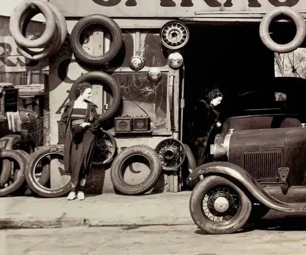 Illustration numéro 4 du produit Photographie d’art Walker Evans – ''Garage in Southern City Outskirts'', 1936