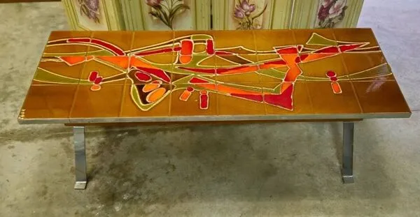 Illustration numéro 4 du produit Table basse vintage des années 1960/70 avec plateau en carreaux