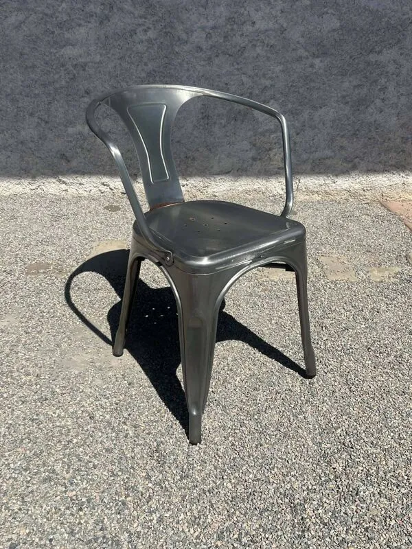 Illustration numéro 4 du produit 4 chaises en métal de style industriel