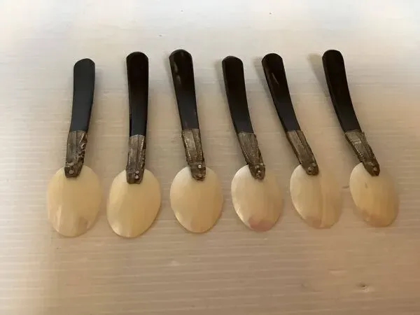 Illustration numéro 4 du produit Six cuillères à caviar en nacre anciennes